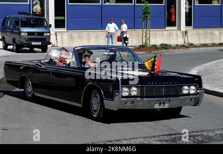 Fornebu 2. Mai 1990. König Olav begrüßt seinen Gast, Großherzog Jean von Luxemburg, in Fornebu. Hier verlassen sie den Flughafen in einer Limousine mit Nummernschild A-5. Foto: Bjørn-Owe Holmberg / NTB / NTB Stockfoto