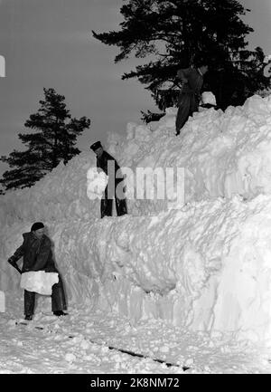 Südnorwegen, Februar 1951: Starker Schneefall über dem südlichen Teil des Landes verursachte wochenlang Chaos. Zweimal war die Sørlandsbanen wegen Schneefalls geschlossen. Hier werden die Gleise am Bahnhof Vegårdshei geräumt, zum 14.. Mal in diesem Winter. Die Pflasterkanten wurden nach und nach 5 Meter hoch und mussten auf drei Etagen gerinnen werden. Foto: Arne Kjus / Aktuell / NTB Stockfoto