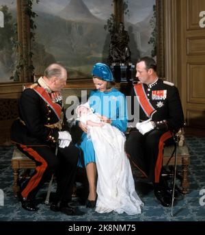 Oslo 19730920: Das Familienbild von der Vogelfabrik am Schloss mit den engsten Gästen der Taufe von Prinz Haakon Magnus. Von links König Olav, Kronprinzessin Sonja mit dem Taufkind, Prinz Haakon Magnus und Kronprinz Harald. Foto: Erik Thorberg / NTB / NTB Stockfoto