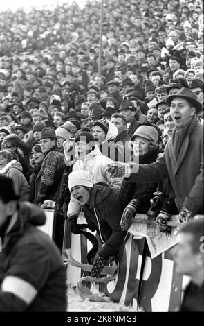 Oslo 19650214 World Championships im Bislett Stadium in Oslo, für überfüllte Tribünen. Hier wird Norwegens Hoffnung von Elevenville-Zuschauern bejubelt. Foto; NTB / NTB Stockfoto