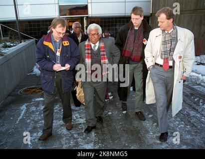 Oslo 19900129. Der ANC-Führer Walter Sisulu bei der Ankunft in Fornebu, Doug Mellgren, AP (t.v.), Audun Eckhoff, NTB, Und Einar Lunde, NRK (t.h.). Sisulu ist seit 25 Jahren in südafrikanischen Gefängnissen und hat sich entschieden, Norwegen als erstes Land außerhalb Afrikas zu besuchen, als er freigelassen wurde. Foto Bjørn-Owe Holmberg / NTB / NTB Stockfoto