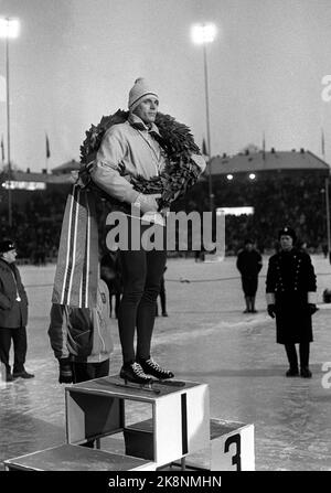 Oslo 19700115 WM auf Skating, schnelles Rennen, in Bislett in Oslo wurde von der niederländischen ARD Schenk gewonnen. Hier Schenk auf dem Siegerpodest mit dem Lorbeerkranz. Foto: NTB / NTB Stockfoto