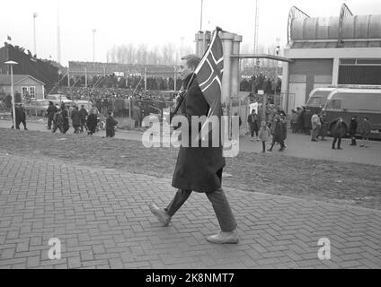 DEMER, Niederlande 19660123. Skating-Europameisterschaft 1966. Für die Norweger wurde das europäische Skaten in Deves zu einer traurigen Vorstellung. Hier ist ein einziger Norweger mit norwegischer Flagge während der Eiskunstlauf-Europameisterschaft. Foto: Ivar Aaserud Current / NTB Stockfoto