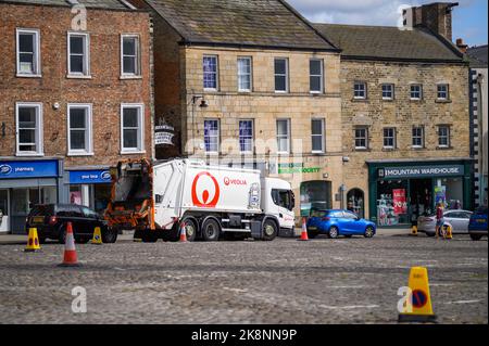 Richmond, North Yorkshire, Großbritannien - 3. August 2020: Ein Müllwagen am Straßenrand im gepflasterten Marktplatz von Richmond Stockfoto