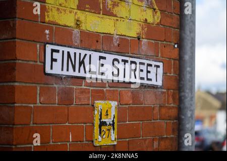 Richmond, North Yorkshire, Großbritannien - 3. August 2020: Straßenschild in der Finkle Street an der alten roten Backsteinmauer Stockfoto