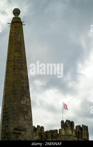 Richmond, North Yorkshire, Großbritannien - 3. August 2020: Der Obelisk mit einer Flagge des englischen Kulturerbes über dem Richmond Castle Keep Stockfoto