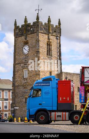 Richmond, North Yorkshire, Großbritannien - 3. August 2020: Großer Lastwagen parkte vor dem Uhrenturm des Green Howards Museum auf dem Richmond Market Place. F Stockfoto