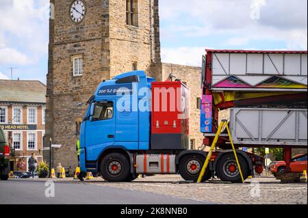 Richmond, North Yorkshire, Großbritannien - 3. August 2020: Großer Lastwagen parkte vor dem Green Howards Museum am Richmond Market Place. Fahrgeschäfte auf dem Messegelände loa Stockfoto