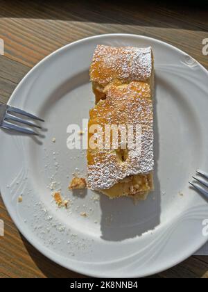 Apfelstrudel auf einem Teller Stockfoto