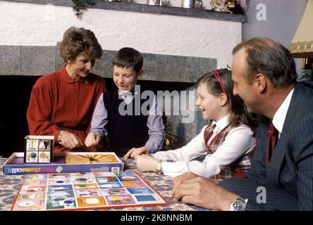 Asker 1981-12: Weihnachtsvorbereitungen bei Skaugum. Die Kronprinzenfamilie bereitet Weihnachten in ihrem Haus am 1981. Dezember vor. Kronprinz Harald, Kronprinzessin Sonja, Prinzessin Märtha Louise und Prinz Haakon Magnus spielen zusammen ein Spiel. Foto: Bjørn Sigurdsøn / NTB / NTB Stockfoto