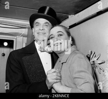 Oslo 19620302 der schwedische Schauspieler und Künstler Karl Gerhard hinter der Bühne bei Chat Noir, zusammen mit dem Schauspieler Kari Diesen. Gerhard ist elegant mit einem Hut aus Seide und einer Schlaufe gekleidet. Foto: NTB / NTB Gerhard wurde eigentlich Karl Emil Georg Johnson (1891/1964) genannt Stockfoto