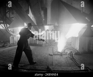 Mo i Rana 1955 Norsk Jernverk in Mo i Rana wird in Betrieb genommen. Interieur aus einem der Hallen. Mann bei der Arbeit mit flüssigem Stahl. Foto: Sverre A. Børretzen / Aktuell / NTB Stockfoto