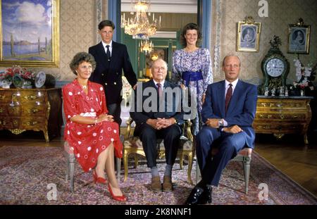 Oslo 198909 - Prinzessin Märtha Louise wird 18 Jahre alt. Familienfoto sitzend BC: Kronprinzessin Sonja, König Olav, Kronprinz Harald. Hinter Prinz Haakon Magnus und Prinzessin Märtha Louise. Foto: Knut Falch / NTB Stockfoto