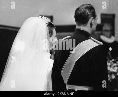 Oslo 1968-08-29: Königliche norwegische Hochzeit. Kronprinz Harald heiratet Sonja Haraldsen. Die Kathedrale - die Hochzeit. Das Bild ist von hinten aufgenommen, Brautschleier, Diadem und Uniform im Fokus. NTB-Archivfoto / NTB Stockfoto