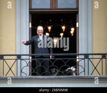 Oslo 19780702. König Olav 75 Jahre. Es war die reine Wanderung des Schlosses, wo etwa 5.000 Menschen König Olav bejubelten, der die Hyldesten aus dem Schloss Balcon mit seiner unmittelbaren Familie begrüßte. Wellen. Foto: Paul Owesen NTB / NTB Stockfoto