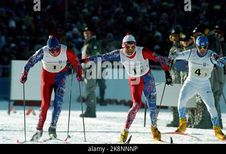 Olympische Winterspiele 19940222 in Lillehammer. Herren, 4 x 10 km. Vegard Ulvang schickt Thomas Alsgaard auf die 3.. Etappe. Italien gewann, Norwegen belegte den zweiten Platz und Finnland den dritten Platz. Das norwegische Team bestand aus: Sture Sivertsen, 1. Etappe, Vegard Ulvang, 2. Etappe, Thomas Alsgaard, 3. Etappe und Bjørn Dæhlie letzte Etappe. Foto: Jon EEG / NTB Stockfoto