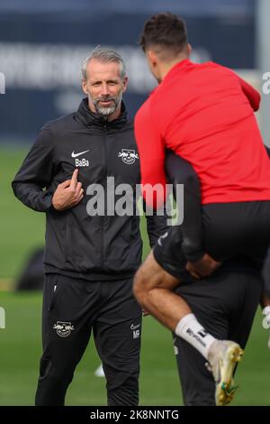 24. Oktober 2022, Sachsen, Leipzig: Fußball: Champions League, vor dem Spiel RB Leipzig - Real Madrid. Trainer Marco Rose trägt die Jacke von Babacar N'Diaye, Teamleiter, während des Abschlusstrainings an der Red Bull Academy. Foto: Jan Woitas/dpa Stockfoto