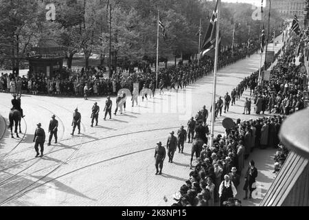 Oslo 19450513. Die Befreiung: Kronprinz Olav wird herzlich willkommen geheißen, als er nach dem Krieg nach Norwegen zurückkehrt. Er wurde bei seiner Ankunft auf dem Rathausplatz von großen Menschenmengen empfangen. Hier sehen wir militärische Barmherzigkeit in Uniformen. Große Menschenmengen waren auch dort entlang des Karl Johans-Tores, das wir auf dem Bild sehen, um das Haus des Kronprinzen zu begrüßen. Das Schloss im Hintergrund. NTB-Archivfoto / ntb Stockfoto