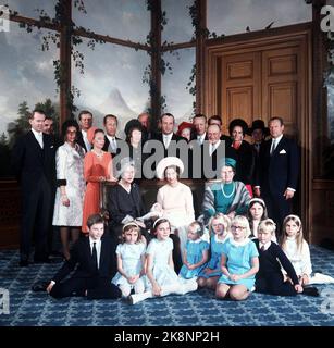 Oslo 19711019: Prinzessin Märtha Louise - Taufe. Fotografie auf dem Schloss. In der Mitte ist Kronprinzessin Sonja mit dem Taufkind und an ihrer Seite Prinzessin Margaretha von Dänemark (TV) und Frau Dagny Haraldsen zu sehen. NTB-Foto / NTB Stockfoto