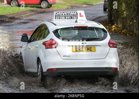 Yardley, Birmingham, 24. Oktober 2022. - Fahrer verhandeln sich am Montagnachmittag durch die Überschwemmungen auf der Yardley Green Road in der Yardley Gegend von Birmingham. Die Fahrer benutzten den Pfad auf der Seite, um entlang zu fahren und das tiefere Wasser zu vermeiden, aber einige Fahrer entschieden sich, durch die Mitte zu pflügen. PIC by Credit: Stop Press Media/Alamy Live News Stockfoto