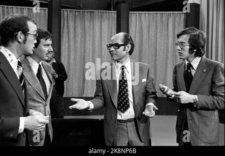 Oslo 19750529. Neonazis in der Fernsehsendung „AT Kicked“ in NRK. Die Diskussion ging nach dem Senden im Studio weiter. Dazu gehören Jan Andersen, Anti-Communist Alliance, Erik Blücher, Program Manager per Øyvind Heradstveit und Finn Yngve Engnæs, Democratic Youth Association. Foto Henrik Laurvik / NTB Stockfoto