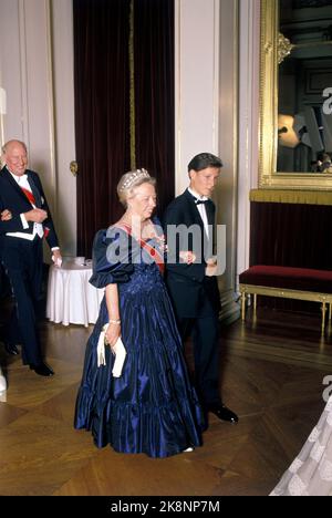 Oslo 198909 - Prinzessin Märtha Louise wird 18 Jahre alt. Prinz Haakon Magnus führt seine Tante, Prinzessin Ragnhild Mrs. Lorentzen, an den Tisch im Schloss. Prinz Carl Bernadotte im Hintergrund. Foto: Knut Falch / NTB Stockfoto