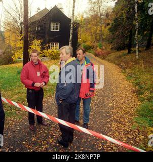 Oslo 19931011. Der Verlagsleiter William Nygaard wurde vor seinem Haus in Dagaliveien angeschossen und schwer verletzt. Polizeibeamte am Tatort nach dem versuchten Mord. Im Hintergrund Nygaards Haus. NTB Archivfoto Jon EEG / NTB Stockfoto