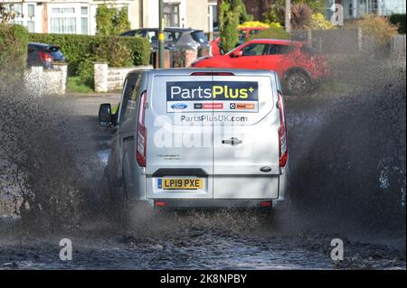 Yardley, Birmingham, 24. Oktober 2022. - Fahrer verhandeln sich am Montagnachmittag durch die Überschwemmungen auf der Yardley Green Road in der Yardley Gegend von Birmingham. Die Fahrer benutzten den Pfad auf der Seite, um entlang zu fahren und das tiefere Wasser zu vermeiden, aber einige Fahrer entschieden sich, durch die Mitte zu pflügen. PIC by Credit: Stop Press Media/Alamy Live News Stockfoto