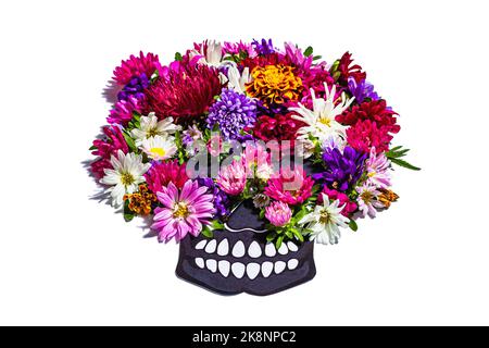 Menschlicher Totenschädel aus Papier für Mexican Day of the Dead auf Weiß isoliert. Bunte traditionelle Blumen, modernes hartes Licht, dunkler Schatten. Schwarzer Stein Beton BA Stockfoto