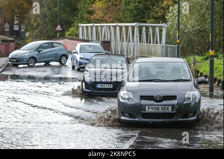 Yardley, Birmingham, 24. Oktober 2022. - Fahrer verhandeln sich am Montagnachmittag durch die Überschwemmungen auf der Yardley Green Road in der Yardley Gegend von Birmingham. Die Fahrer benutzten den Pfad auf der Seite, um entlang zu fahren und das tiefere Wasser zu vermeiden, aber einige Fahrer entschieden sich, durch die Mitte zu pflügen. PIC by Credit: Stop Press Media/Alamy Live News Stockfoto