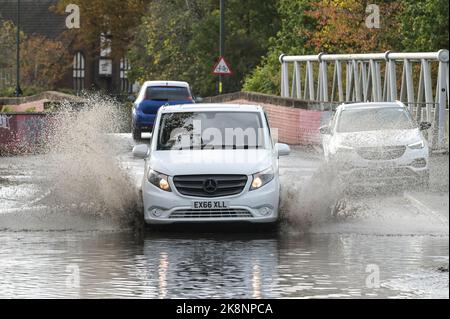 Yardley, Birmingham, 24. Oktober 2022. - Fahrer verhandeln sich am Montagnachmittag durch die Überschwemmungen auf der Yardley Green Road in der Yardley Gegend von Birmingham. Die Fahrer benutzten den Pfad auf der Seite, um entlang zu fahren und das tiefere Wasser zu vermeiden, aber einige Fahrer entschieden sich, durch die Mitte zu pflügen. PIC by Credit: Stop Press Media/Alamy Live News Stockfoto