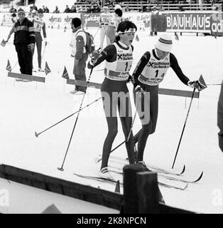 Seefeld, Österreich, 1985-01: Ski-Weltcup. Die Weltmeisterschaft 1985 war zumindest bis dahin die größte Erfolgsmeisterschaft für den norwegischen Skisport. Insgesamt nahmen die norwegischen Athleten 15 Medaillen ein, davon 5 Gold, 5 Silber und 5 Bronze. Picture: Stavbrekk und die Goldmedaille als unerwartet verpasst: Die Mädchenstaffel. Berit Aunlis Stav bricht, als Grete Ingeborg Nykkelmo Berit Aunli zur Etappe 4. schickt, am 23. Januar 1985. Foto: Inge Gjellesvik / Paul Owesen / NTB Stockfoto