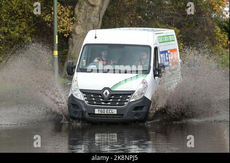 Yardley, Birmingham, 24. Oktober 2022. - Fahrer verhandeln sich am Montagnachmittag durch die Überschwemmungen auf der Yardley Green Road in der Yardley Gegend von Birmingham. Die Fahrer benutzten den Pfad auf der Seite, um entlang zu fahren und das tiefere Wasser zu vermeiden, aber einige Fahrer entschieden sich, durch die Mitte zu pflügen. PIC by Credit: Stop Press Media/Alamy Live News Stockfoto