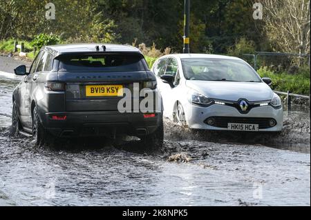 Yardley, Birmingham, 24. Oktober 2022. - Fahrer verhandeln sich am Montagnachmittag durch die Überschwemmungen auf der Yardley Green Road in der Yardley Gegend von Birmingham. Die Fahrer benutzten den Pfad auf der Seite, um entlang zu fahren und das tiefere Wasser zu vermeiden, aber einige Fahrer entschieden sich, durch die Mitte zu pflügen. PIC by Credit: Stop Press Media/Alamy Live News Stockfoto