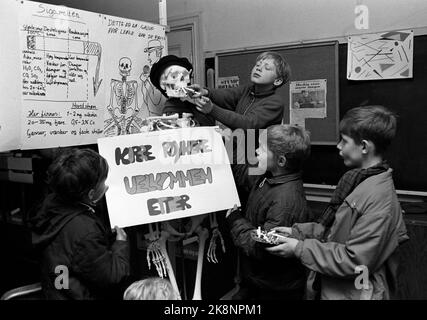 Oslo 19710401 die Schüler der Møllergata-Schule haben eine groß angelegte Anti-Rauch-Kampagne gestartet. Hier sind einige der Studenten mit einem Skelett, das das Poster "Liebe Raucher, willkommen nach" trägt. Im Hintergrund andere Anti-Rauch-Schlaganfall. Foto: NTB / NTB Stockfoto