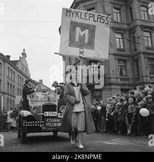 Oslo 19570517 May 17 die Feier in Oslo wurde zu einem ziemlich coolen Erlebnis, aber das dämpfte die russischen Sohlen nicht. Der Autor Agnar Mykle und seine Bücher wurden im russischen Zug häufig erwähnt. Hier ist ein Russe mit dem Plakat Mykleplass. Oldtimer im Hintergrund. Foto: NTB / NTB Stockfoto