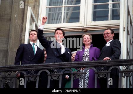 Kopenhagen 16. - 18. April 1990. Königin Margrethe von Dänemark ist 50 Jahre alt. Hier ist sie mit ihrer Familie auf dem Balkon, um die "Miniatur"-Ehrung zu erhalten. Aus V; Prinz Joachim, Kronprinz Frederik, Königin Margrethe und Prinz Henrik. Foto: NTB / NTB Bild # 3 von 4. Stockfoto