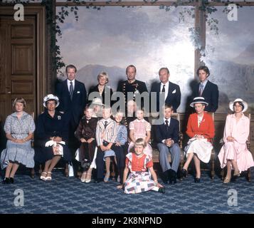 Oslo 19780702. König Olav 75 Jahre. König Olav fotografierte mit seiner unmittelbaren Familie in der Vogelfabrik auf dem Schloss. Direkt dahinter ( gefangen, Alexander Ferner, Prinzessin Ragnhild, Ingeborg Lorentzen. Vor dem Boden sitzend Elisabeth Ferner. Foto: NTB Archive / NTB Stockfoto