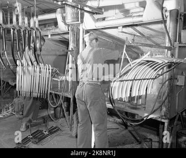 Sandnes 19490415. In Ständen mit 75.000 Fahrrädern. Die Firma Jonas Øgländ in Sandnes, Rogaland, wurde 1868 gegründet. Die Fahrradfabrik Øgländ stellt jährlich 75.000 Fahrräder her, die Hälfte davon wird hier im Werk zusammengestellt, die andere Hälfte wird an Händler verkauft, die sie selbst zusammenstellen oder als Ersatzteile verwenden. Im Jahr 1932 brachten sie das beste Fahrrad auf den Markt - DBS. Die Fabrik hat etwa 400 Arbeiter. Männer in der Arbeit. Foto; Sverre A. Børretze / Aktuell / NTB Stockfoto