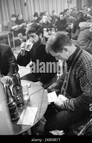 1969 Svalbard, Longyearbyen. Es werden ca. vier Tonnen Post pro Fly an tausend Menschen in Spitzbergen verschickt. Vor dem Briefluke befindet sich eine Warteschlange, wenn der Post eintrifft. Briefe von zu Hause sind selten und werden vor Ort gelesen, bei einem Kaffee oder einem Bier. Foto: Sverre A. Børretzen / Aktuell / NTB Stockfoto