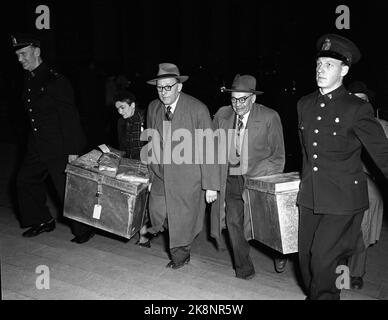 Oslo 19531012 die Parlamentswahlen 1953 waren die ersten Wahlen, nachdem die sogenannte Bauernabteilung aufgehoben wurde. Die Labour Party bekommt eine Mehrheit. Hier kommen die vagi corts zum Zählen am Rathaus an. Foto: NTB / NTB Stockfoto