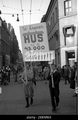 Oslo 19480609 Obdachlose demonstrieren gegen den Wohnungsbedarf in Oslo. Die Demonstration endete in einem Massentreffen in Youngstorget. Hier Demonstranten mit Plakaten im Demonstrationszug. Der Slogan lautet: 'Wir fordern Häuser an die 43.000 Housekeepers So bald wie möglich' Foto: NTB / NTB Stockfoto