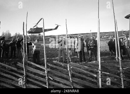 Hemsedal 19691011 die amerikanischen Astronauten Buzz Aldrin, Neil Armstrong und Michael Collins von 'Apollo 11', die Anfang des Jahres das Land auf dem Mond auf Europatournee ist. Nach dem Besuch in Oslo entspannten sie und Ehepartner sich bei der Jagd auf die Raufhühner in der Kabine von Verteidigungsminister Otto Grieg Tidemand. Hier winkt die Presse Auf Wiedersehen zu den Astronauten, die im Hubschrauber nach Fornebu reisen, wo die Flugzeuge von Präsident Nixon sie für den weiteren Transport nach Bonn in der Bundesrepublik erwarten. Foto: Aage Storløkken / Aktuell / NTB Stockfoto