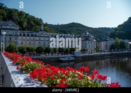 Bad Ems, Deutschland 24. Juli 2022, der Blick von der Kurbrücke auf die Lahn und das Kurhaus Stockfoto