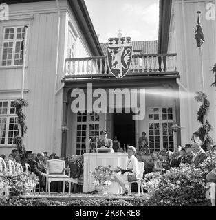 Eidsvoll 19580616 die Reise von König Olav. König Olav spricht mit den Teilnehmern im Eidsvoll-Gebäude. Der König zusammen mit Prinzessin, die die Gefährtin des Königs auf der Reise war. Foto NTB / NTB Stockfoto