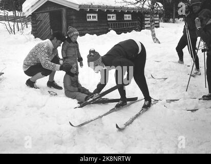 Gausdal Februar 1973. Königin Margrethe von Dänemark hat ihren 3-tägigen offiziellen Besuch in Oslo um eine Woche Winterurlaub in Gausdal in der Kabine eines Reeders erweitert. Sie hat mit der Familie Prinz Gemalen Prinz Henrik und die beiden Kinder Prinz Frederik und Prinz Joachim geerbt. Hier ist die ganze Familie draußen im Schnee. Foto: Ivar Aaserud / Aktuell / NTB Stockfoto