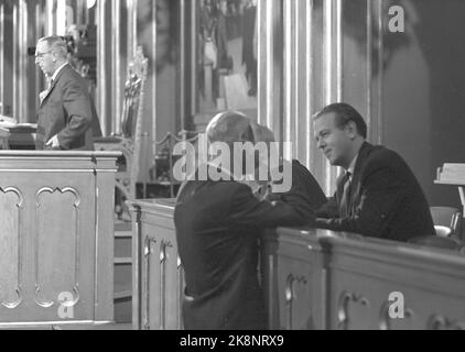 Oslo 19630928 'Rollenwechsel zum zweiten Mal' Parlamentarisches Drama im Storting. Die Debatte dauerte 30 Stunden. Der Premierminister heißt wieder Einar Gerhardsen, nachdem die Koalitionsregierung von John Lyng rechts, der Christlichen Volkspartei, der Linken und der Zentrumspartei am 25. September 1963 zurückgetreten ist. Das NRK-Fernsehen nimmt Aufzeichnungen über die gesamte Debatte auf und übermittelt sie dem norwegischen Volk. Einar Gerhardsen (AP) im Gespräch mit .... Foto: Aage Storløkken / Aktuell / NTB Stockfoto