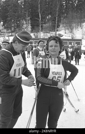 Oslo 19760312. Die Storting Vertreter Holmenkollrenn. Hier sehen wir den Politiker Gro Harlem Brundtland unter dem Skirennen. Foto: Oddvar Walle Jensen NTB / NTB Stockfoto