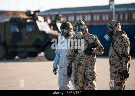 Tallin, Estland. 24. Oktober 2022. Soldaten der Bundeswehr stehen mit ihren Schutzanzügen und Gasmasken während einer Dekontaminationsübung im Hafen. Inspektoren der Luftstreitkräfte und der Marine besuchen Estland für das fast einmonatige Baltic Tiger 2022-Manöver. Marine- und Luftstreitkräfte üben den Schutz kritischer Infrastrukturen an der Ostflanke der NATO in Estland aus. Quelle: Christophe Gateau/dpa/Alamy Live News Stockfoto