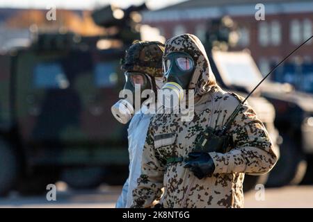 Tallin, Estland. 24. Oktober 2022. Soldaten der Bundeswehr stehen mit ihren Schutzanzügen und Gasmasken während einer Dekontaminationsübung im Hafen. Inspektoren der Luftstreitkräfte und der Marine besuchen Estland für das fast einmonatige Baltic Tiger 2022-Manöver. Marine- und Luftstreitkräfte üben den Schutz kritischer Infrastrukturen an der Ostflanke der NATO in Estland aus. Quelle: Christophe Gateau/dpa/Alamy Live News Stockfoto